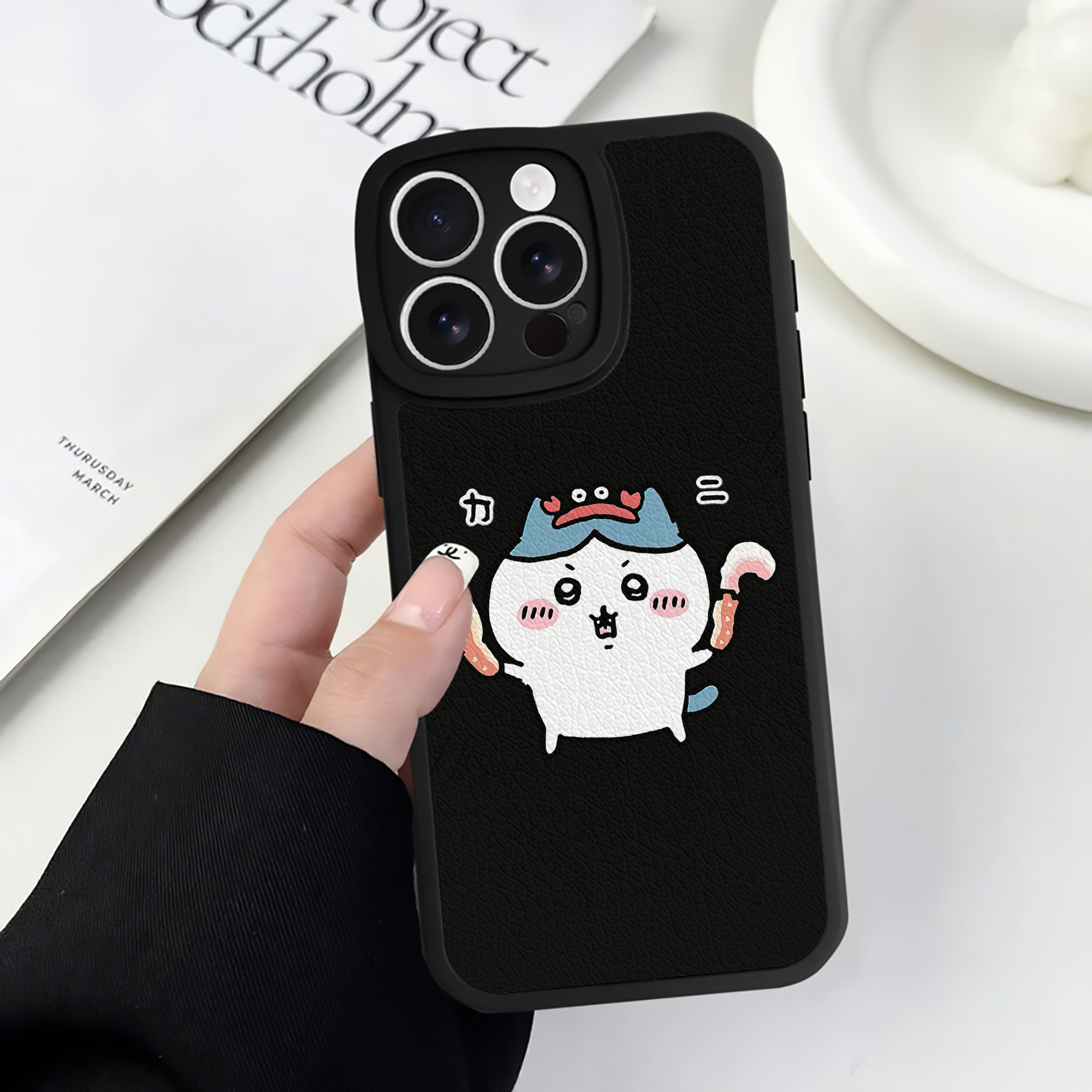 （画像用） ちいかわ ハチワレ Chii-kawa hachiware 【iPhone 16シリーズ対応】シリコンスマホケース（レザー調） 材質：シリコン